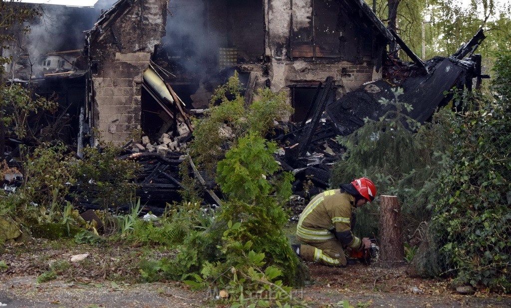 Grossfeuer Einfamilienhaus Siegburg Muehlengrabenstr P0875.JPG - Miklos Laubert